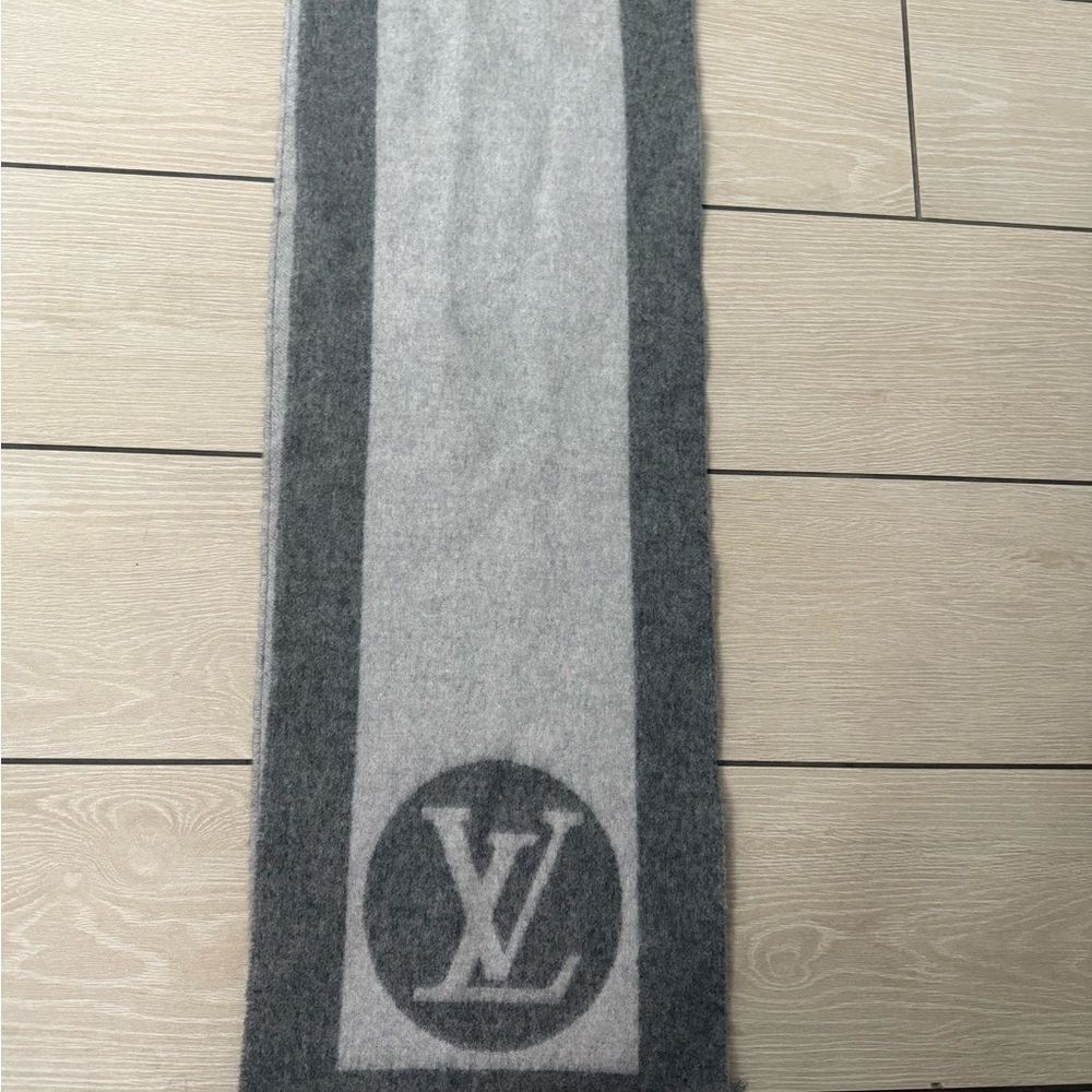 Used excellent condition LV Elegant Gray Wool Scarf - Picture 7 of 7